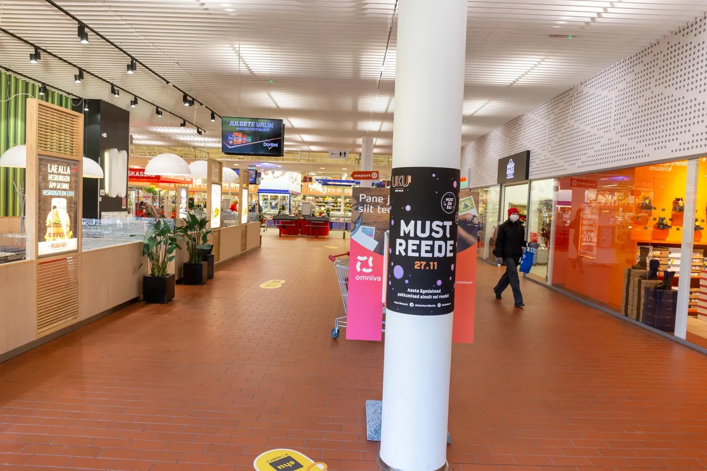 Teisipäevast on maski kandmine vabariigi valitsuse korraldusega avalikes ruumides kohustuslik. Viljandi kaubanduskeskused loodavad inimeste mõistlikkusele ja tunglemist ei ennusta. Pildil Uku keskuse fuajee.