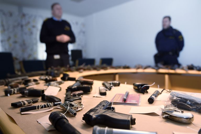 Malmö politseijuht Stefan Sinteus detsembris, esitlemas meediale kurjategijatelt konfiskeeritud relvi. Foto: Björn Lindgren/TT NEWS AGENCY/Scanpix