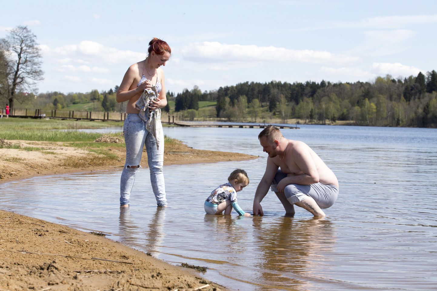 Marko Kõrgema, Helen Pung ja poolteiseaastane Aleks Pung proovisid eile Viljandi järve rannas, milline tundub vesi.