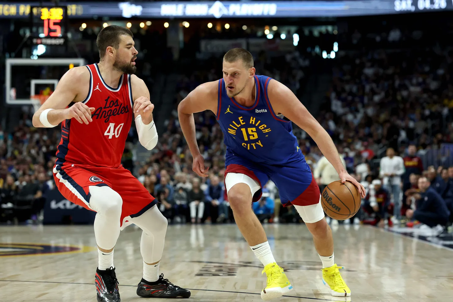 NBA zvaigzne Nikola Jokičs (ar bumbu)