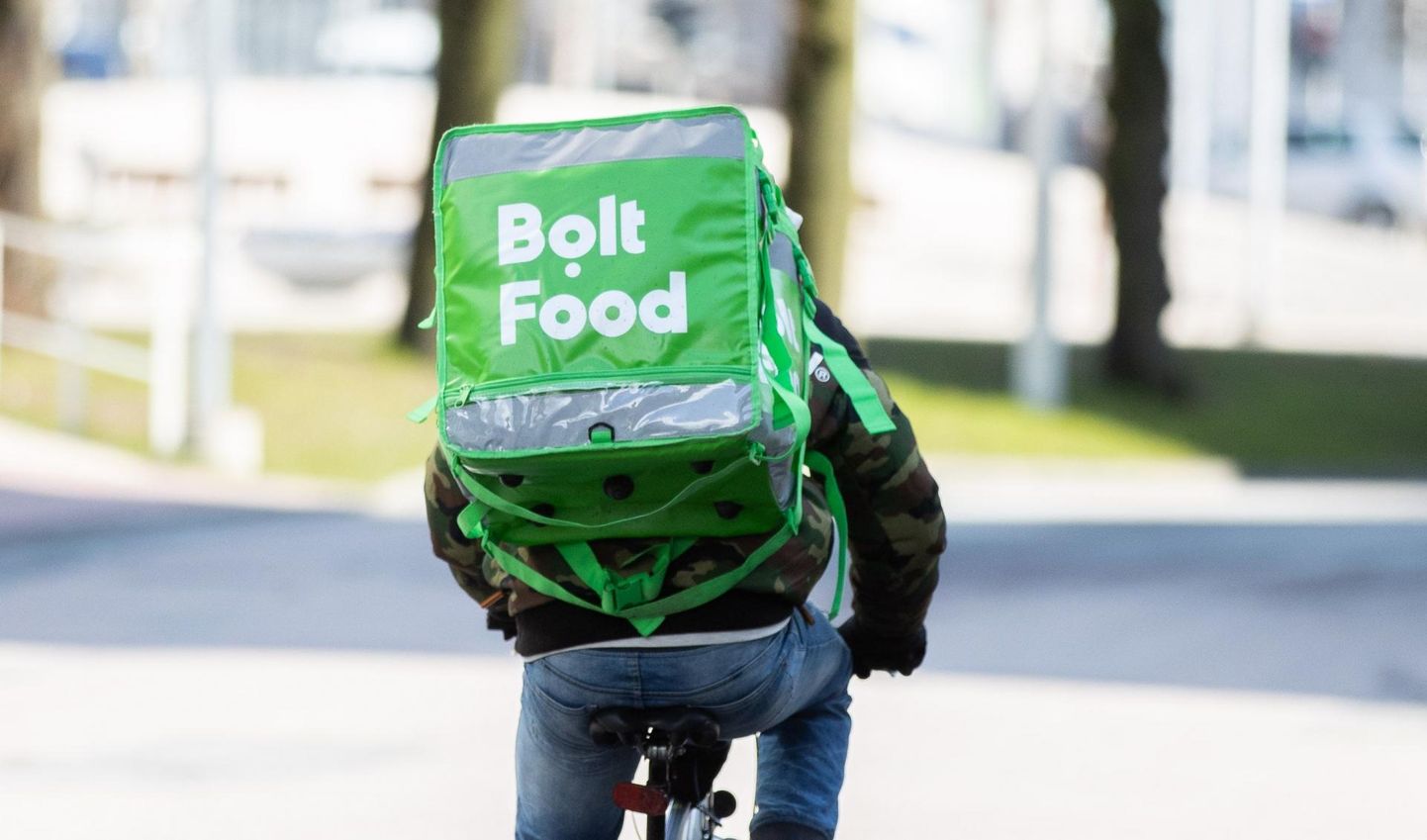 Valdavalt liiguvad Pärnu toidukullerid autoga, kuid kevade saabudes näeb ilmselt aina enam jalgratta ja mopeedi sadulas toiduvedajaid.
