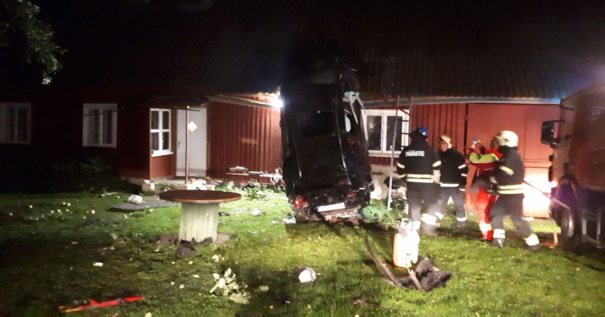 Auto põrutas öösel majja
