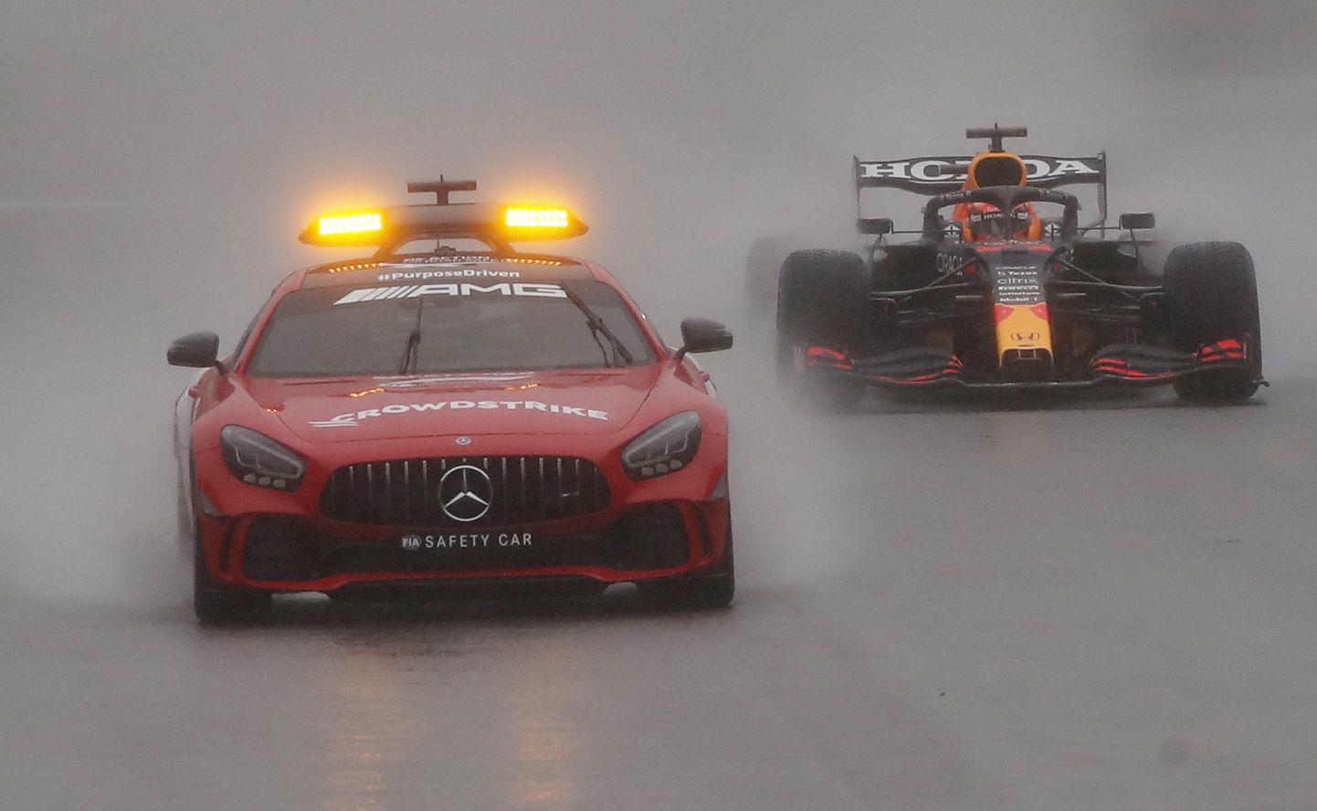 Üle kolme ja poole tunni ning neli ringi väldanud Belgia GP võitis Red Bulli piloot Max Verstappen (paremal).
