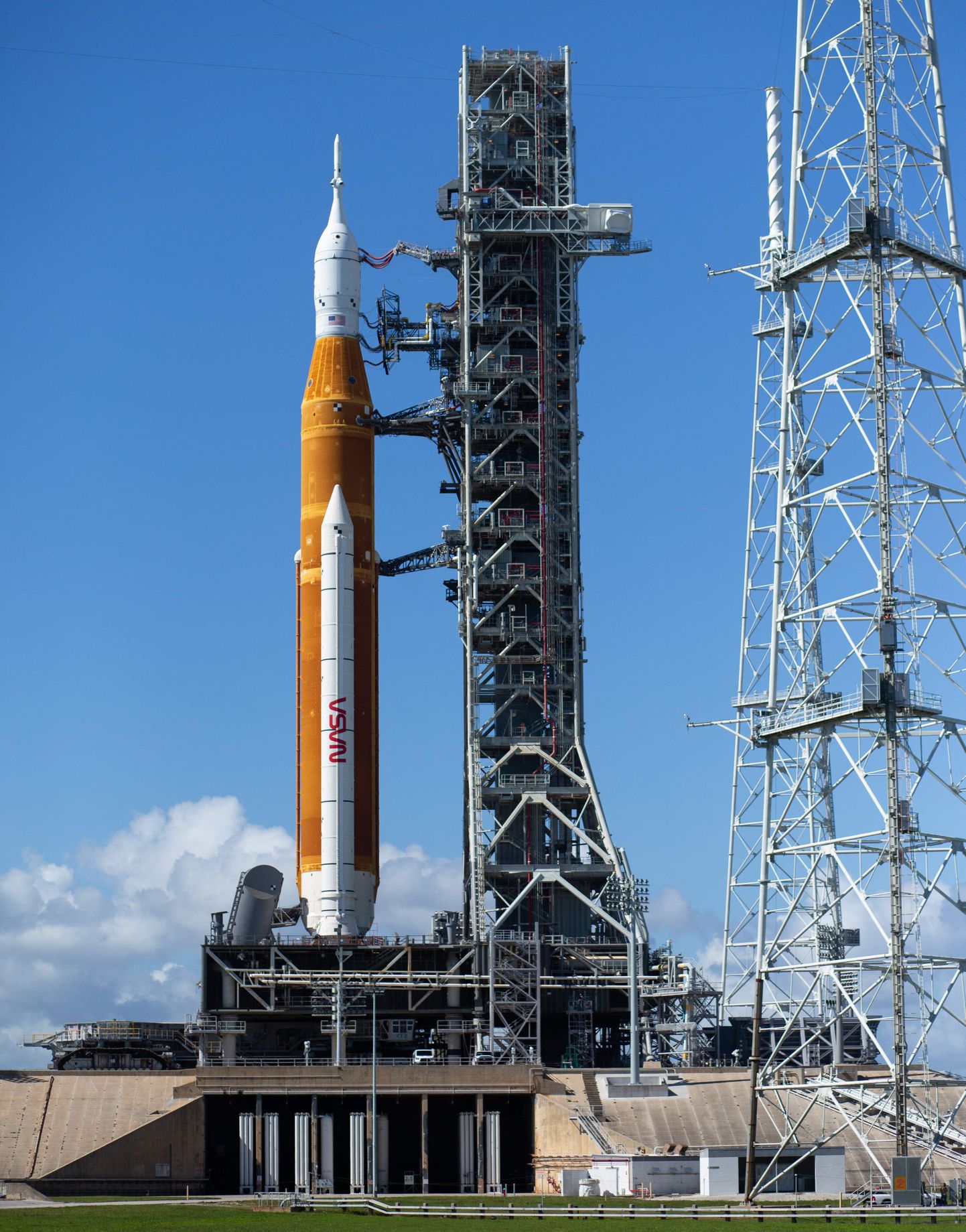 NASA kanderakett Space Launch System (SLS, pildil) peaks Artemise missioonil oma ristsed saama. Pilt Kennedy kosmosekeskusest Floridas 10st novembrist 2022.