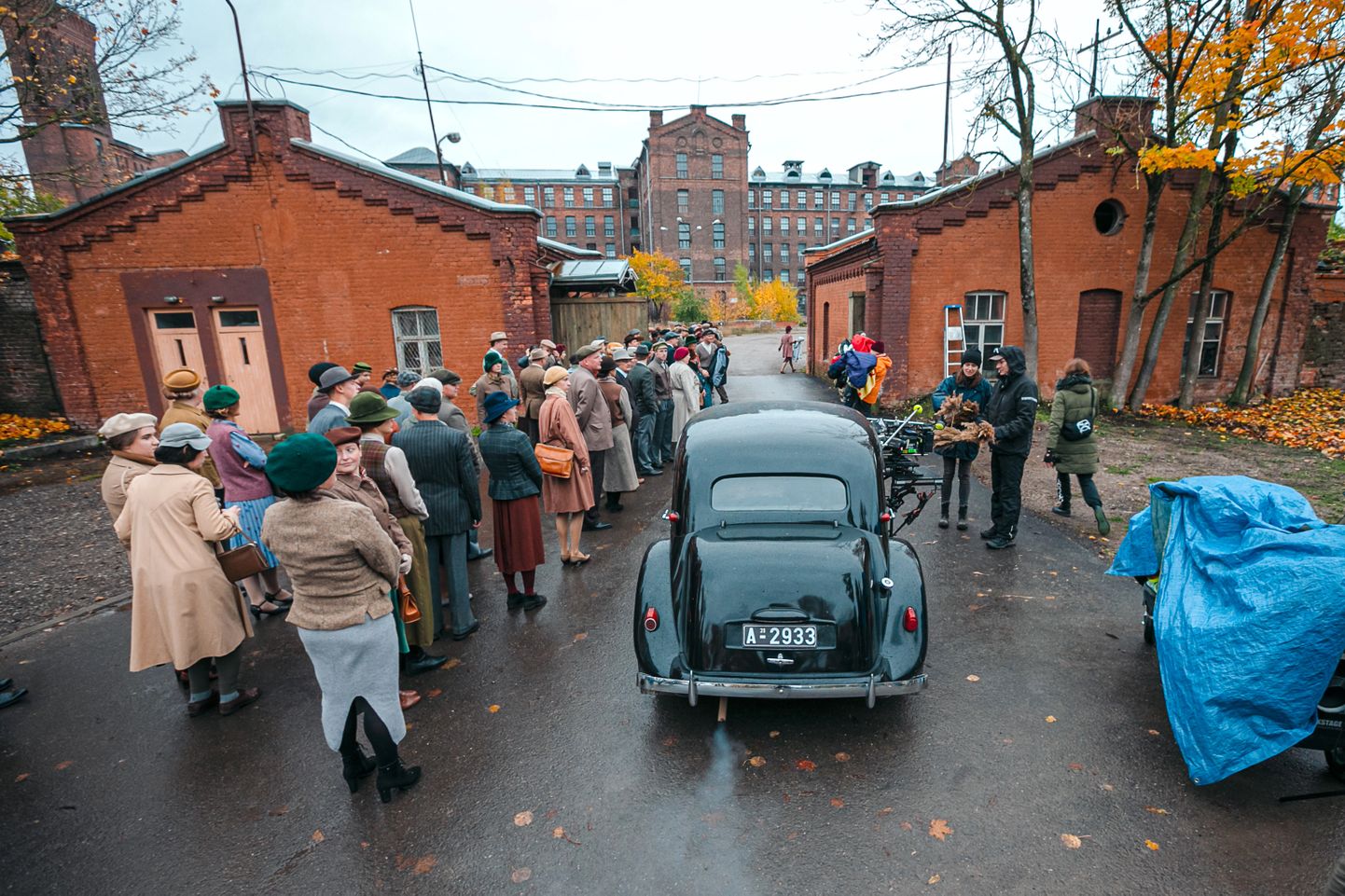 Läinud sügisel toimusid Narvas Kreenholmis spioonipõneviku "O2" võtted, kus filmiti ka massistseene. Sellest kahe miljoni eurose eelarvega filmist rahastas Viru filmifond 80 000 eurot.