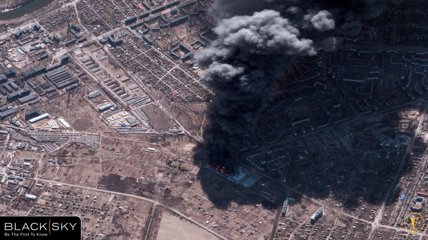 Satelliidifoto, kus on näha Ukrainas Tšernihivis Vene mürsutabamuse saanud ehitus- ja kodupoodi Epicenter K