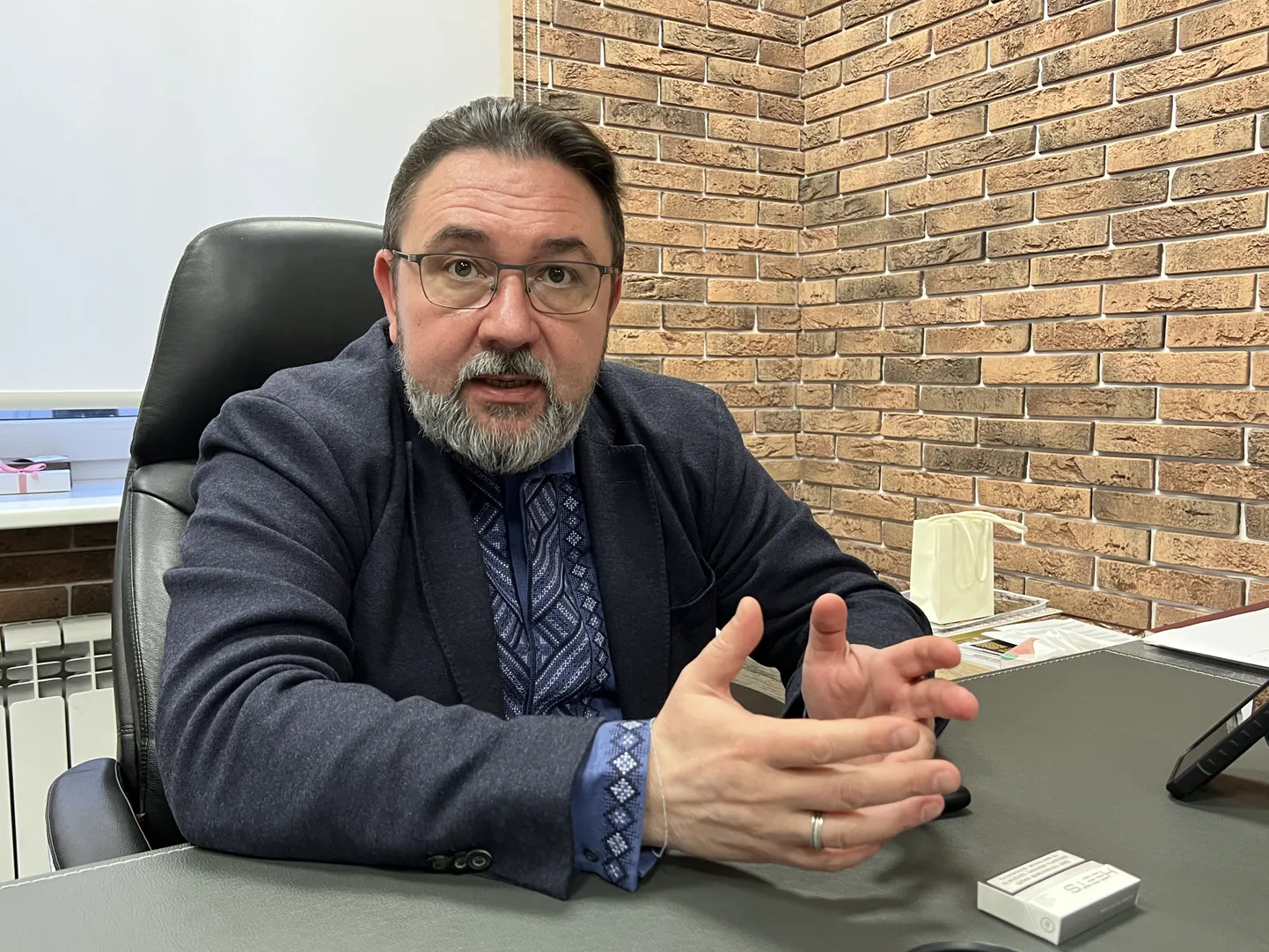 Ukraina Rahva Teener Mõkõta Poturaev oma hästi ära peidetud kabinetis Kiievi kesklinnas.