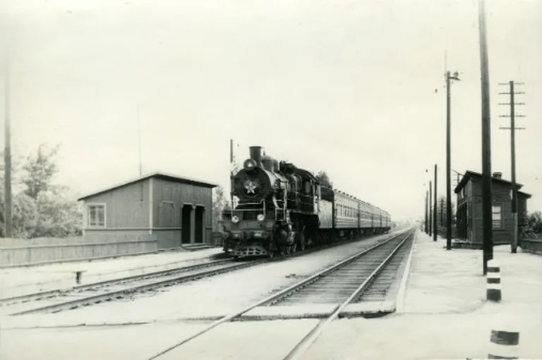 Pasažieru vilciens Cukurfabrikas pieturas punktā 20. gs. 50.-60. gados 
