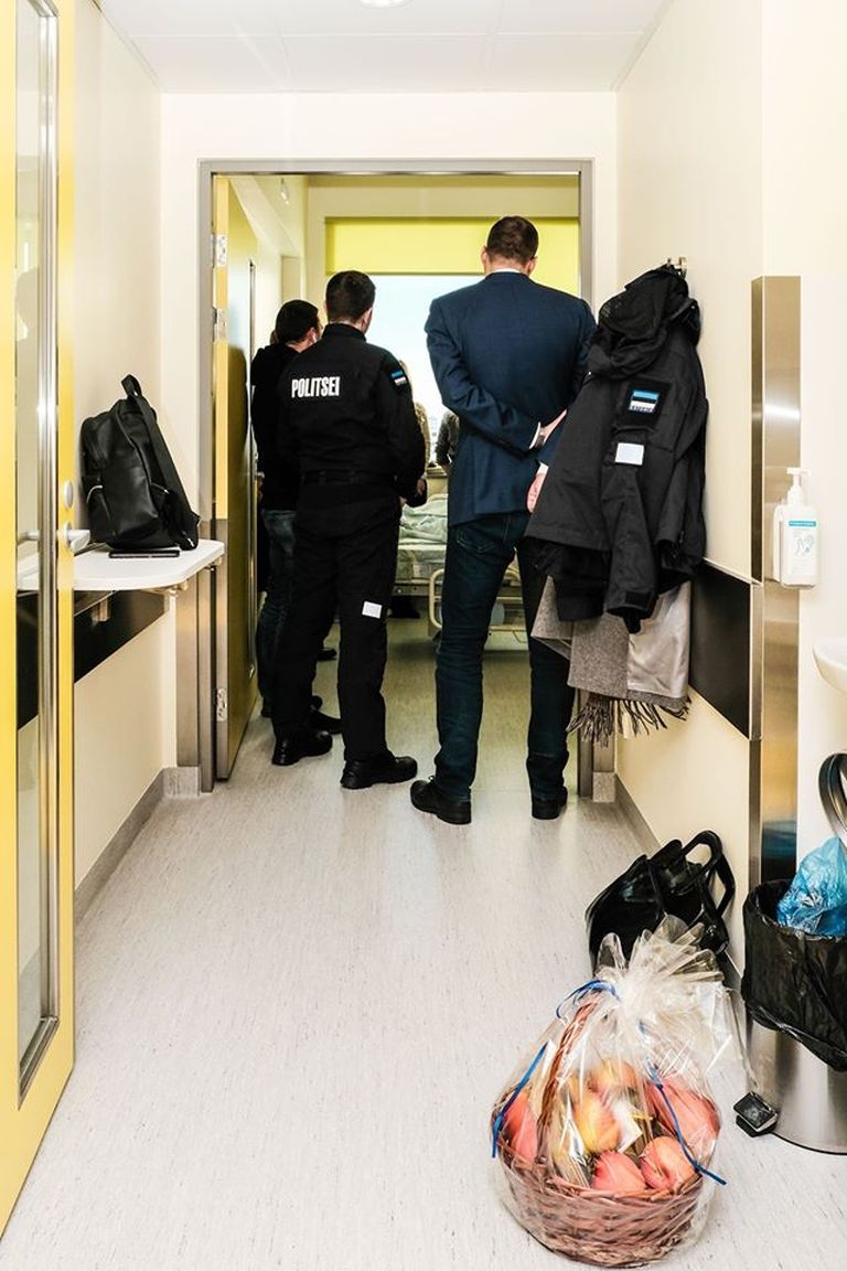 President Kersti Kaljulaid külastas viga saanud narkopolitseinikku haiglas.