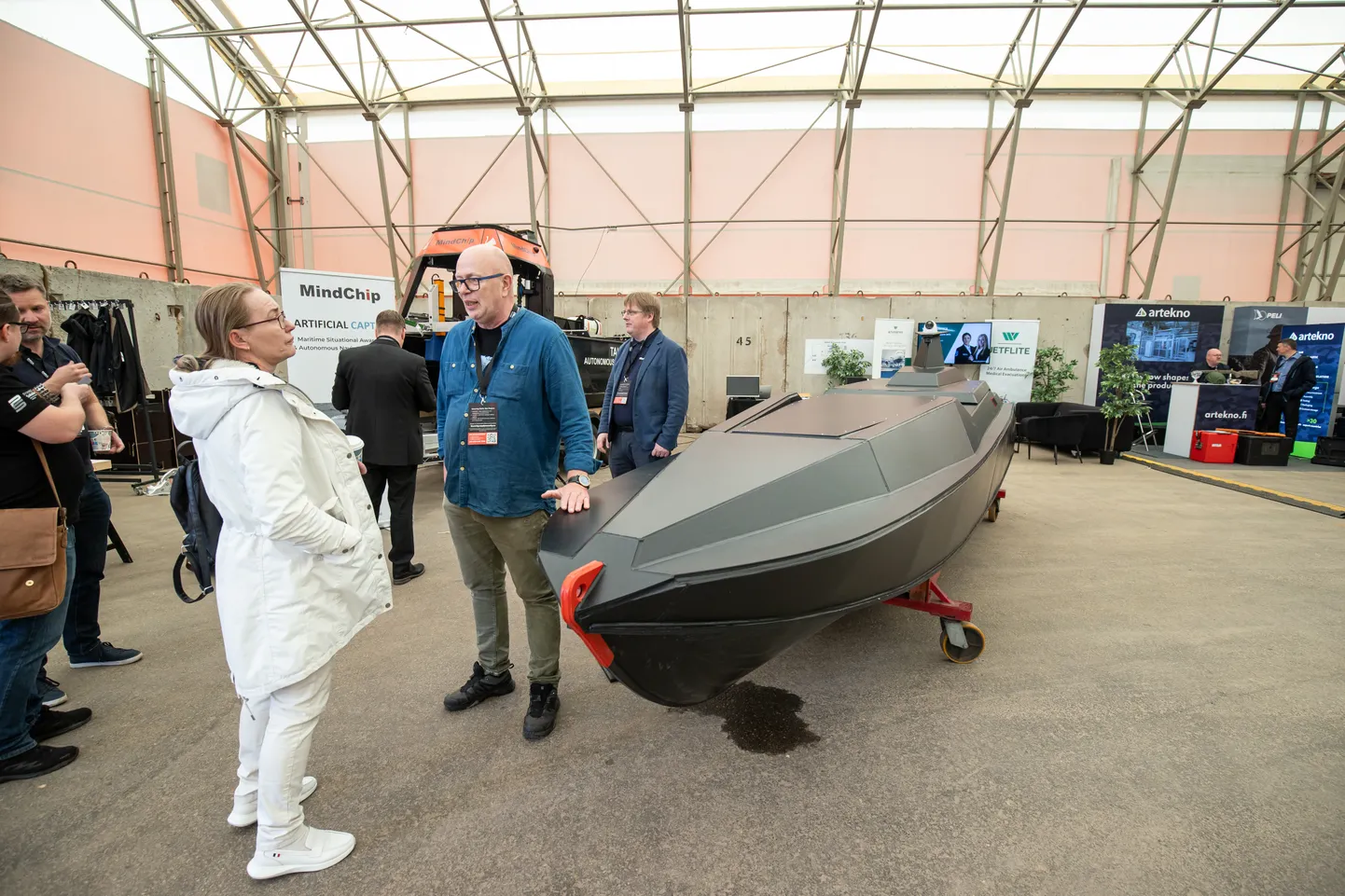 Kaitsetööstuse messil Supply, Security & Defence EXPO Bekkeri sadamas võis näha nii maa peal, vees kui õhus liikuvaid droone, mis on praegu valdkonna kõige kuumem teema. Pildil on Larsen Boat Yardi ja MindChipi ühisprojekt: mehitamata droonpaat, mille merekatsetused on juba plaanis.