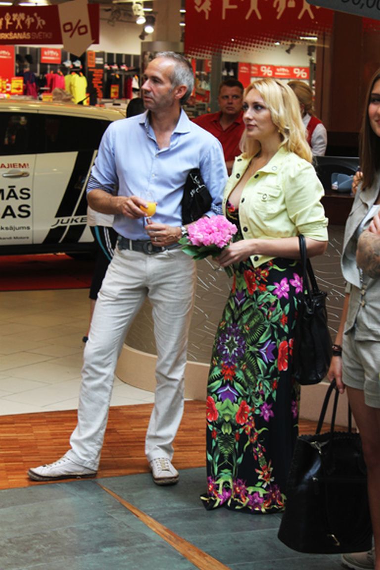 Anmary ar Aigaru Dinsbergu tirdzniecības centrā "Spice" apmeklēja Olgas Rajeckas apavu un foto izstādes atklāšanu 