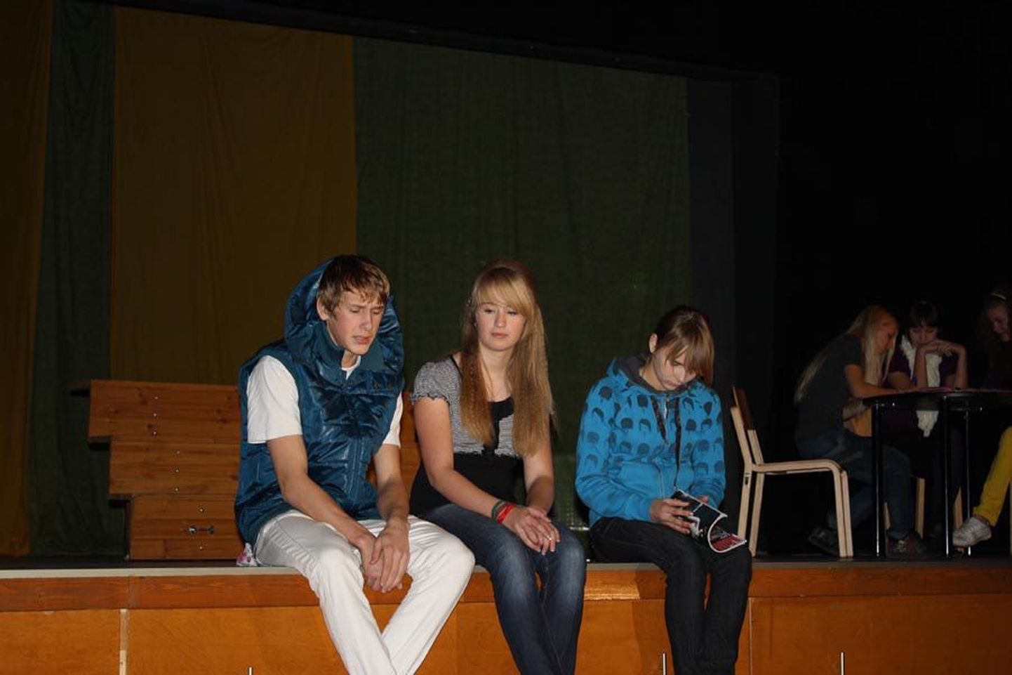 Karksi-Nuia Noorteteatri „0“ näitlejad Rimo Soots (vasakult), Margit Sillaste ja Sirli Pärn esitasid tõestisündinud lugusid eakaaslaste elust.
