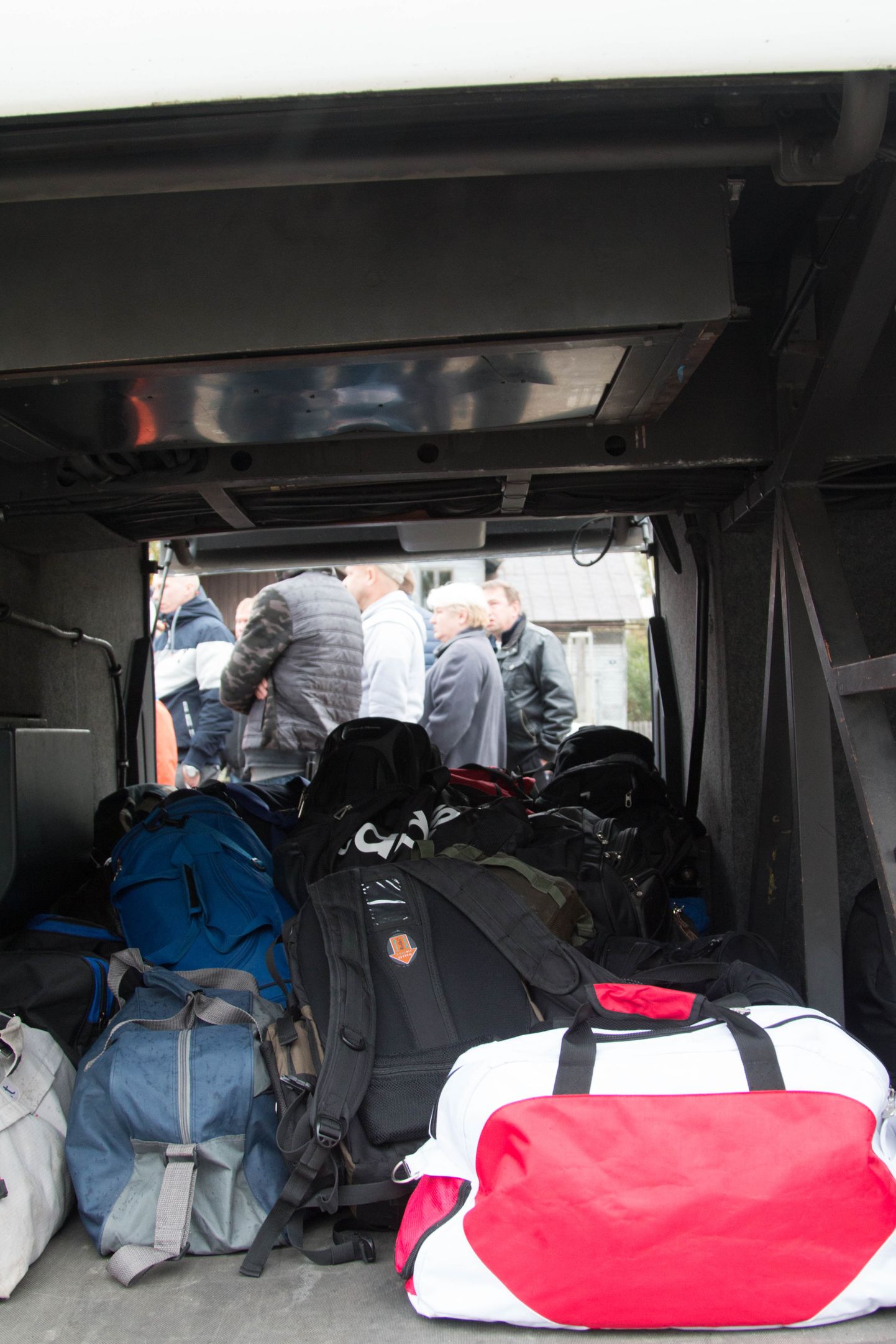 Мексиканцы спрятались в закрытой части кузова автобуса.