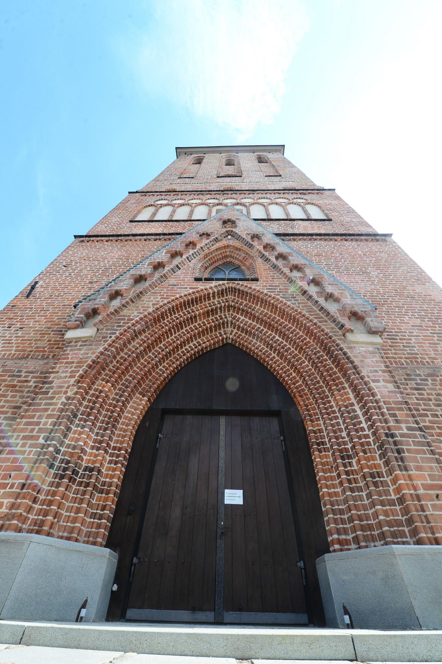 Sakraalehitistest on aastasadade jooksul kujunenud linnade ja asulate ühed põhilisemad sümbolid. Nii ka Jaani kirikust Tartu südalinnas. 