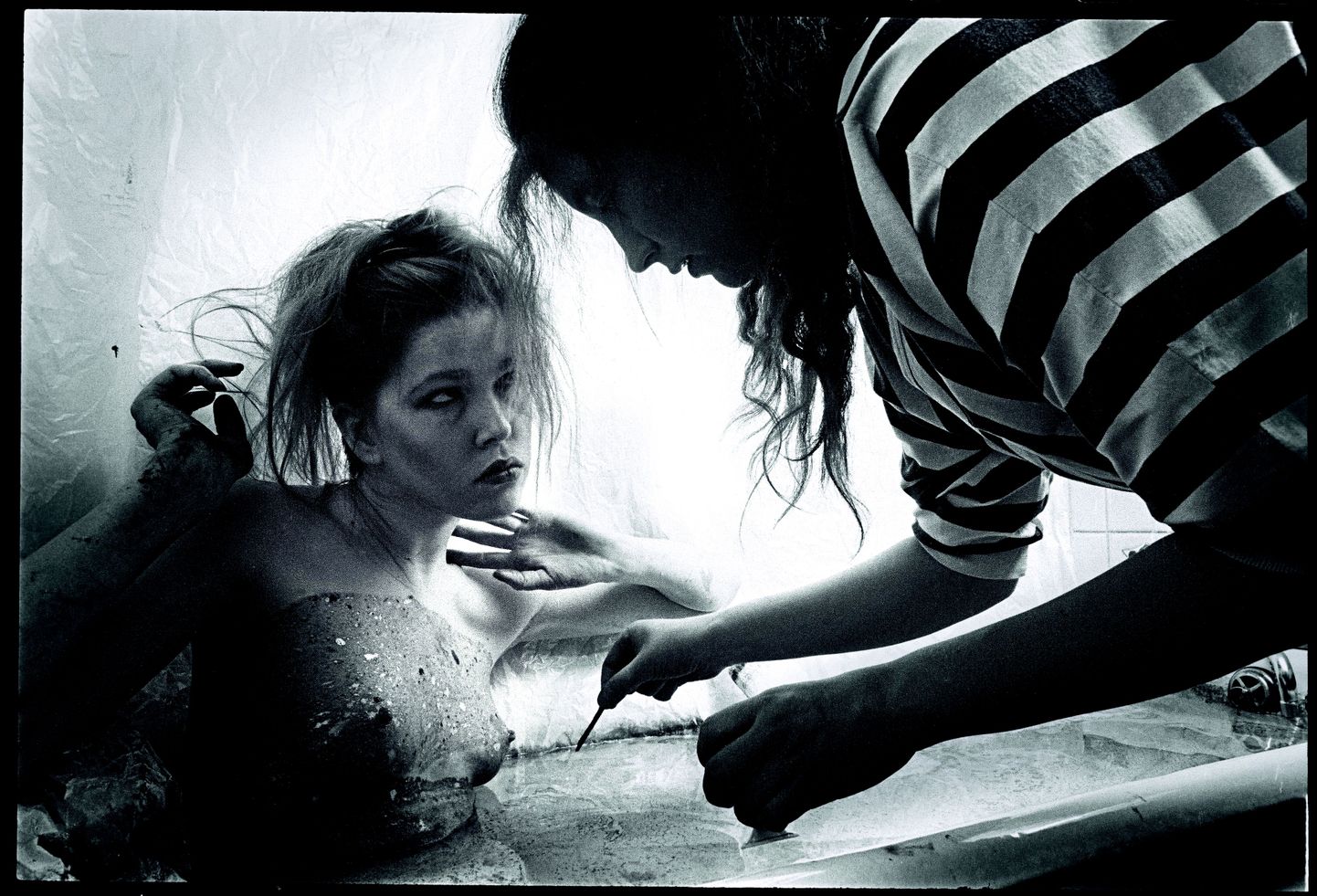 Ruth Huimerind kirjab modelli pintsliga marmorjaks, 1988.