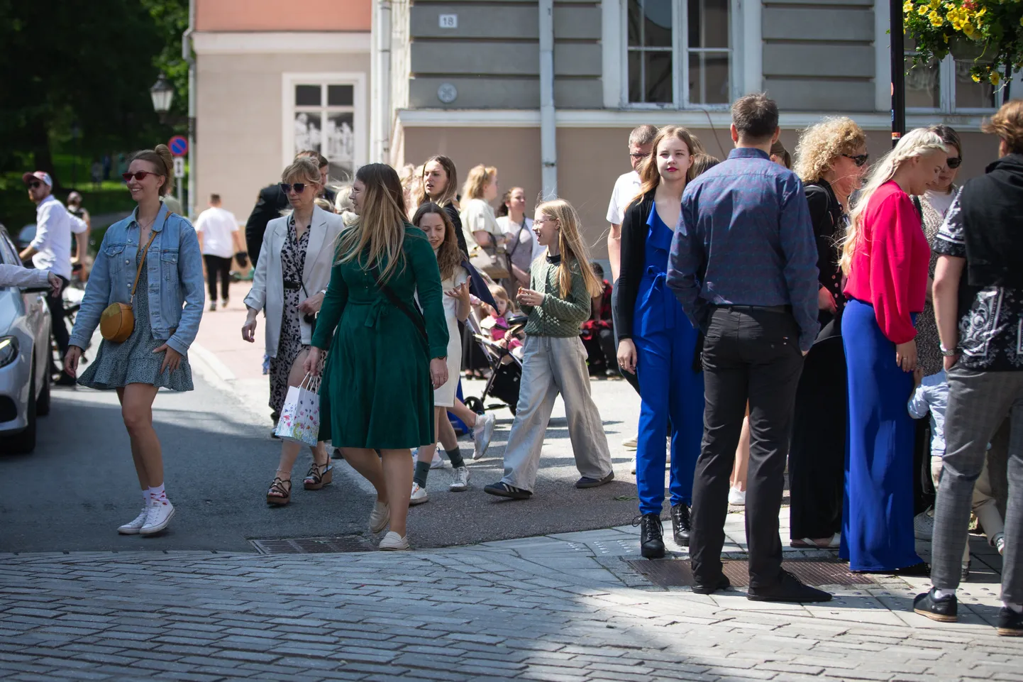 Läinud nädalal õnnitleti Tartu ülikooli peahoone ees haridusteaduste instituudi bakalaureuseõppe värskeid lõpetajaid. Tänasest algas uute tudengite vastuvõtt.

Foto Mailis Vahenurm, Tartu Postimees