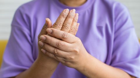 Kāpēc roku tirpšanu nedrīkst ignorēt? Cēloņi, riski un profilakse