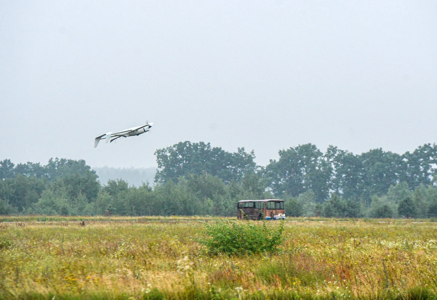 Suured droonid, väiksed droonid: Ukraina on käivitanud ulatusliku droonitootmise, valmistades nii odavaid lähimaa-lennuvahendeid kui ka ülipikkade vahemaade taha jõudvaid raketi ja drooni hübriide. Pildil lendab Raybird, mis mõeldud lähimaa-luureks ja rünnakuks.