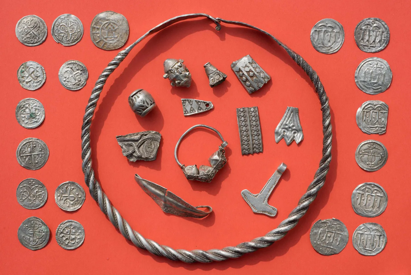 Saksa Rügeni saarelt leitud Taani kuninga Harald Sinihabeme (910 - 986) ajastutust pärit ehted ja mündid