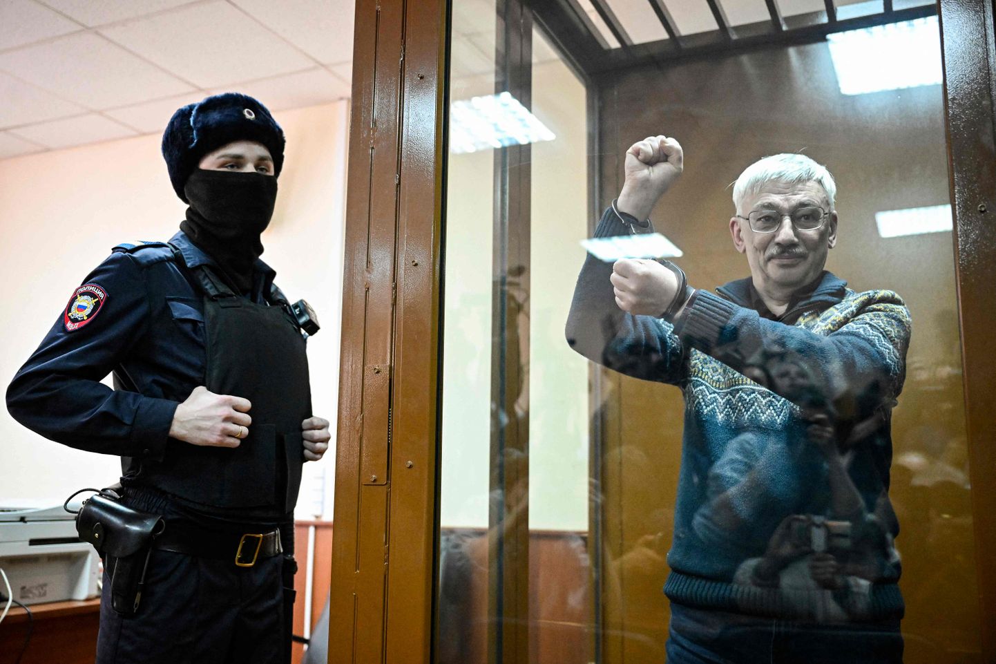 Vangi pandud Vene inimõiguslane Oleg Orlov kohtus.
