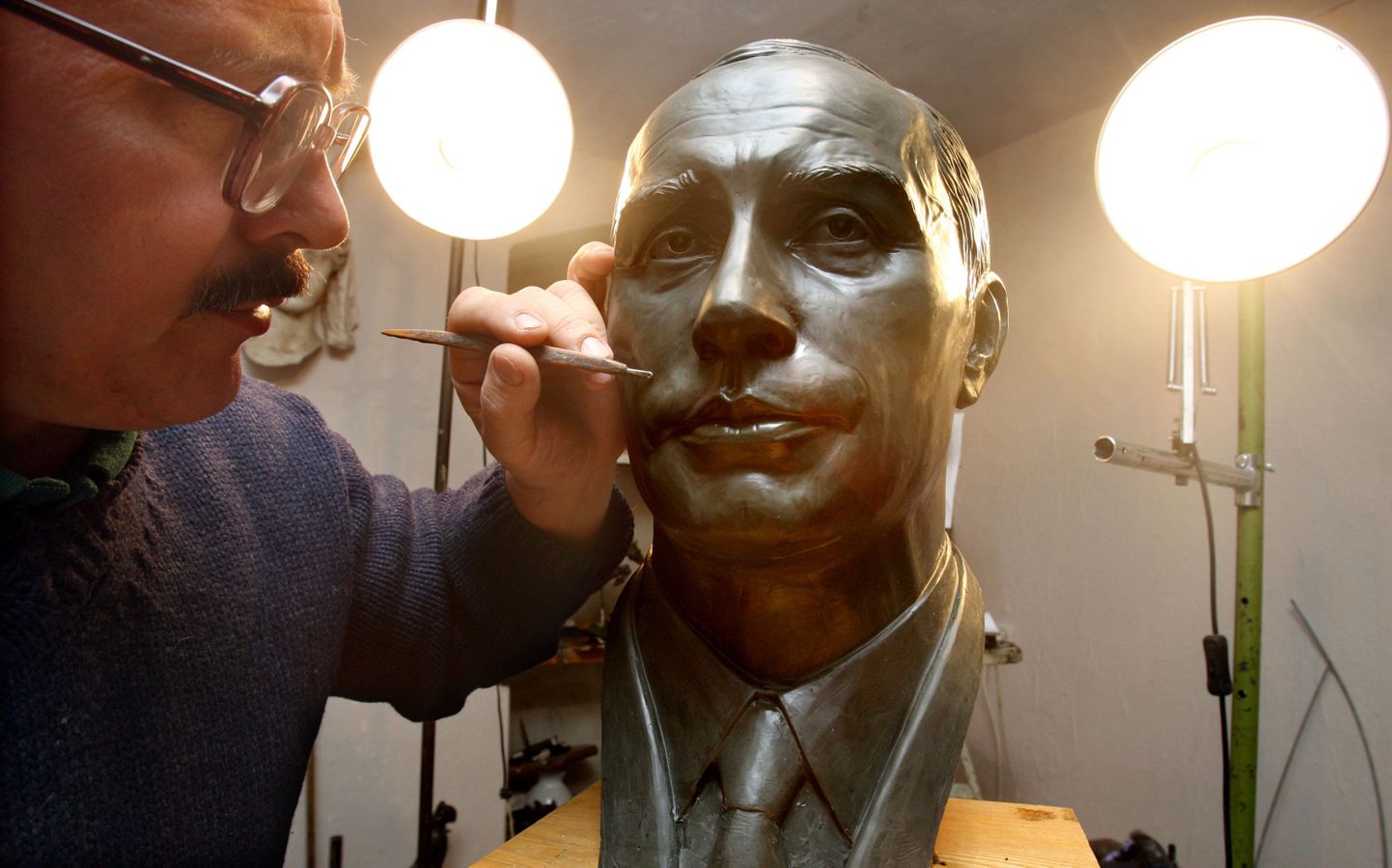 Skulptor Aleksandr Tšernoštšjokov 18. oktoobril Putini büsti kallal töötamas.