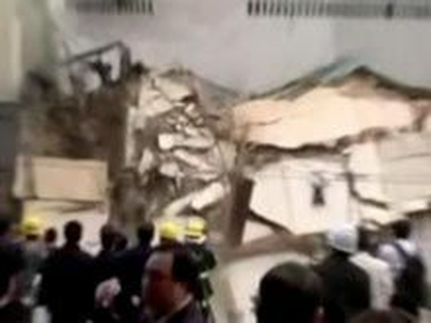 В Китае несколько зданий рухнули в яму у стройплощадки.