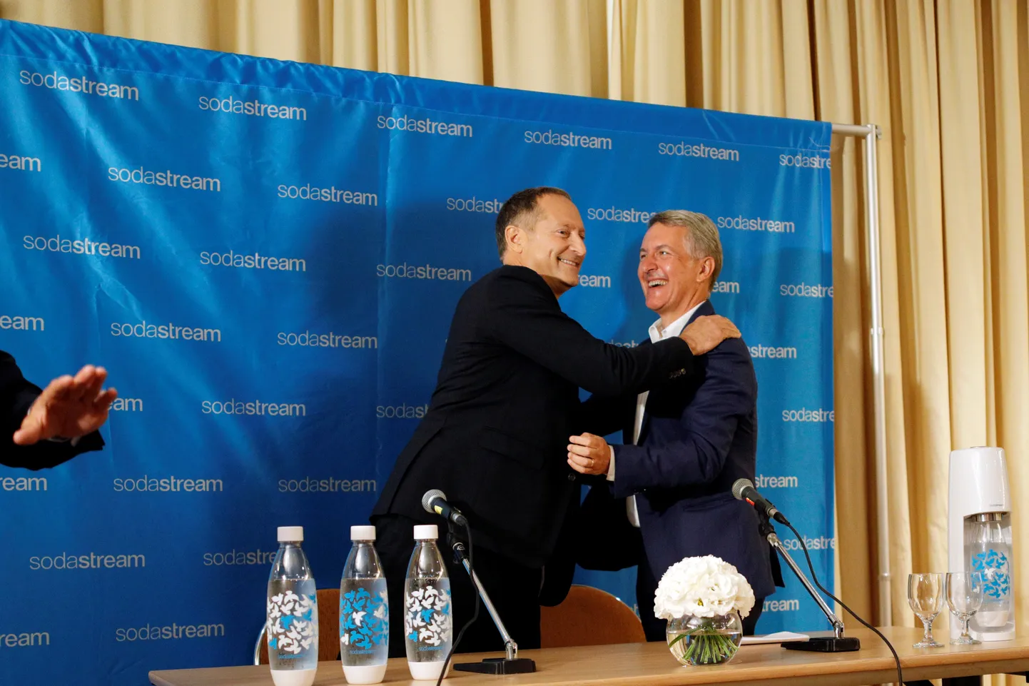 Tänavu oktoobrist ametisse asuv Pepsi tegevdirektor Ramon Laguarta (paremal) ja SodaStreami omanik Daniel Birnbaum (vasakul). Tel Aviv, Israel.