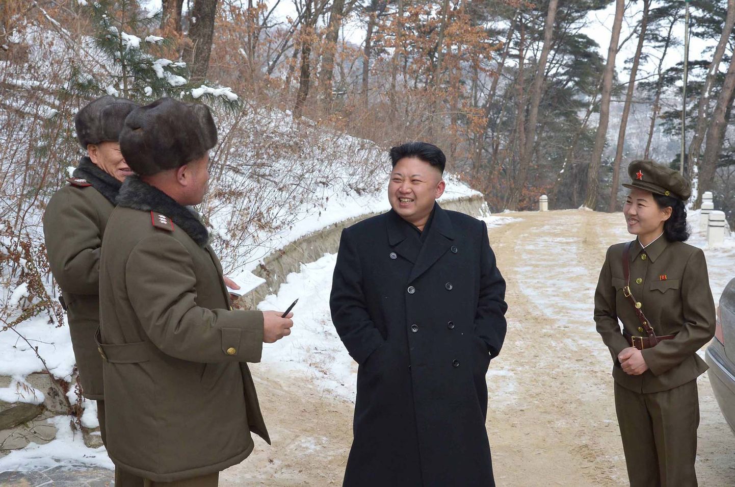 Põhja-Korea diktaaator Kim Jong-un (keskel) Madu mäe juures Anjus (Lõuna-Pyongani provints).