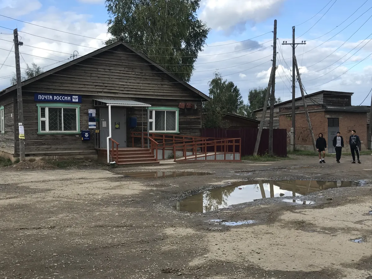 Enamus 11 000 elanikuga Bogutšanõ asula majadest palkidest või laudadega üle löödud tared või barakid nagu see kohalik postkontor. Kõik Venemaa ametiasutused peavad olema ligipääsetavad ratastooliga. Iseasi, kuidas ratastooliga pääseb ametiasutuseni…