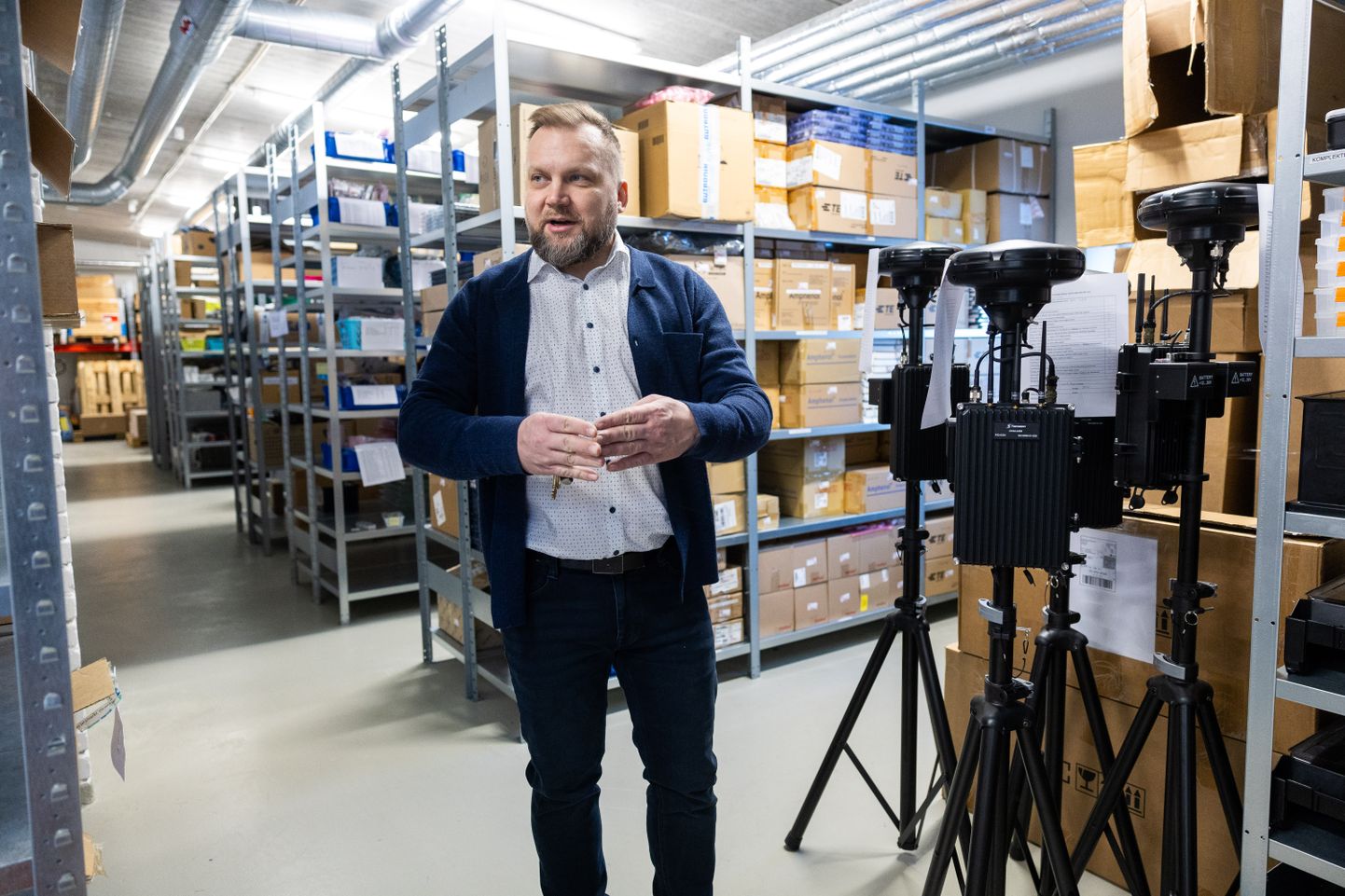 OÜ Rantelon suurosanik Karl Taklaja demonstreerib ettevõtte laos tootenäidiseid.