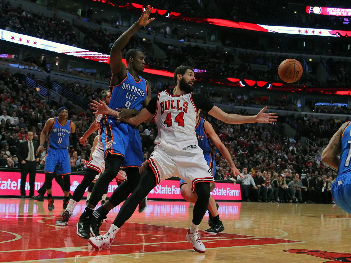 Serge Ibaka (vasakul) ja Nikola Mirotic NBA väljakutel.