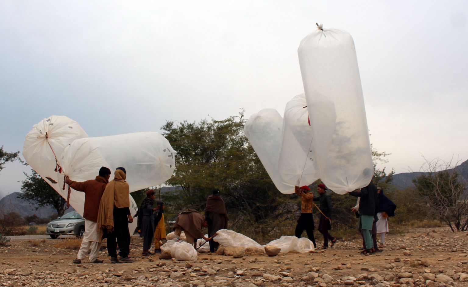 Kohalikud elanikud täidavad Pakistanis Karaki piirkonnas, mis on tuntud rikkalike maagaasi- ja naftavarude poolest, gaasiga kilekotte, et nende sisu kodus toidu valmistamiseks kasutada.