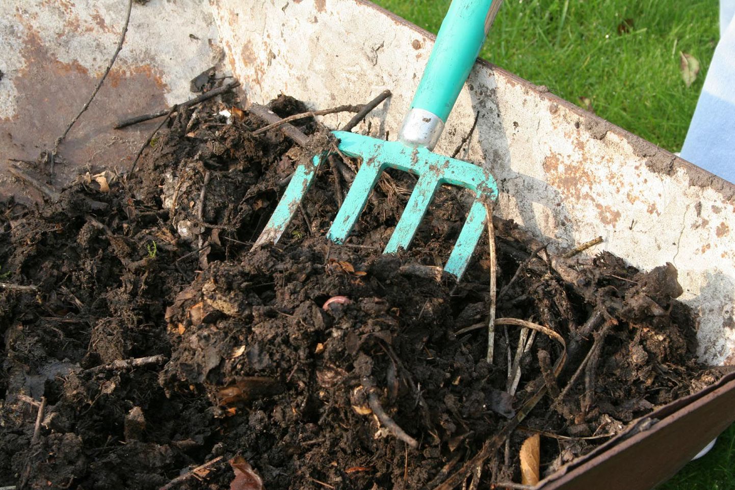 Komposti tegemiseks ei pea muretsema eraldi kompostrit, vaid asja ajab ära ka kodustest vahendistest tehtud kinnine anum.