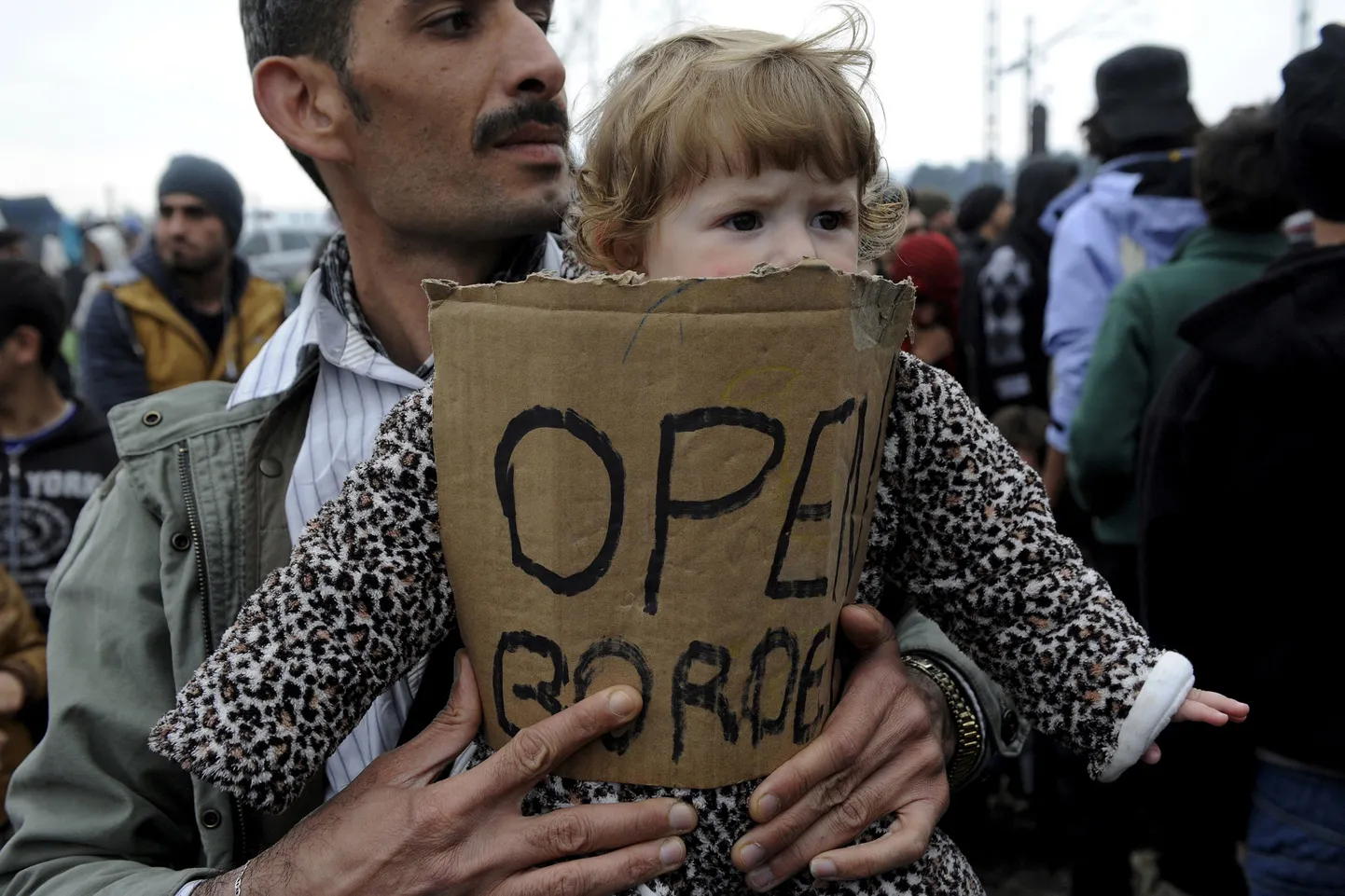 Last hoidev Süüria migrant ootab Kreeka-Makedoonia piiri taasavamist.