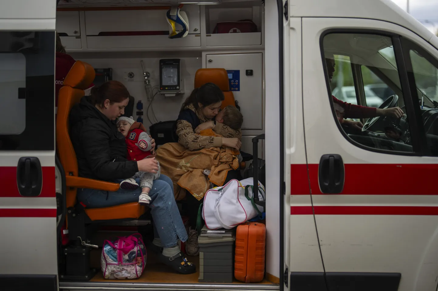 Эвакуация детской больницы в Киеве.