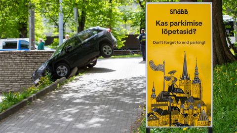 FOTOD JA VIDEO ⟩ Kaarli puiesteel jäi linnamaastur kallakule kinni