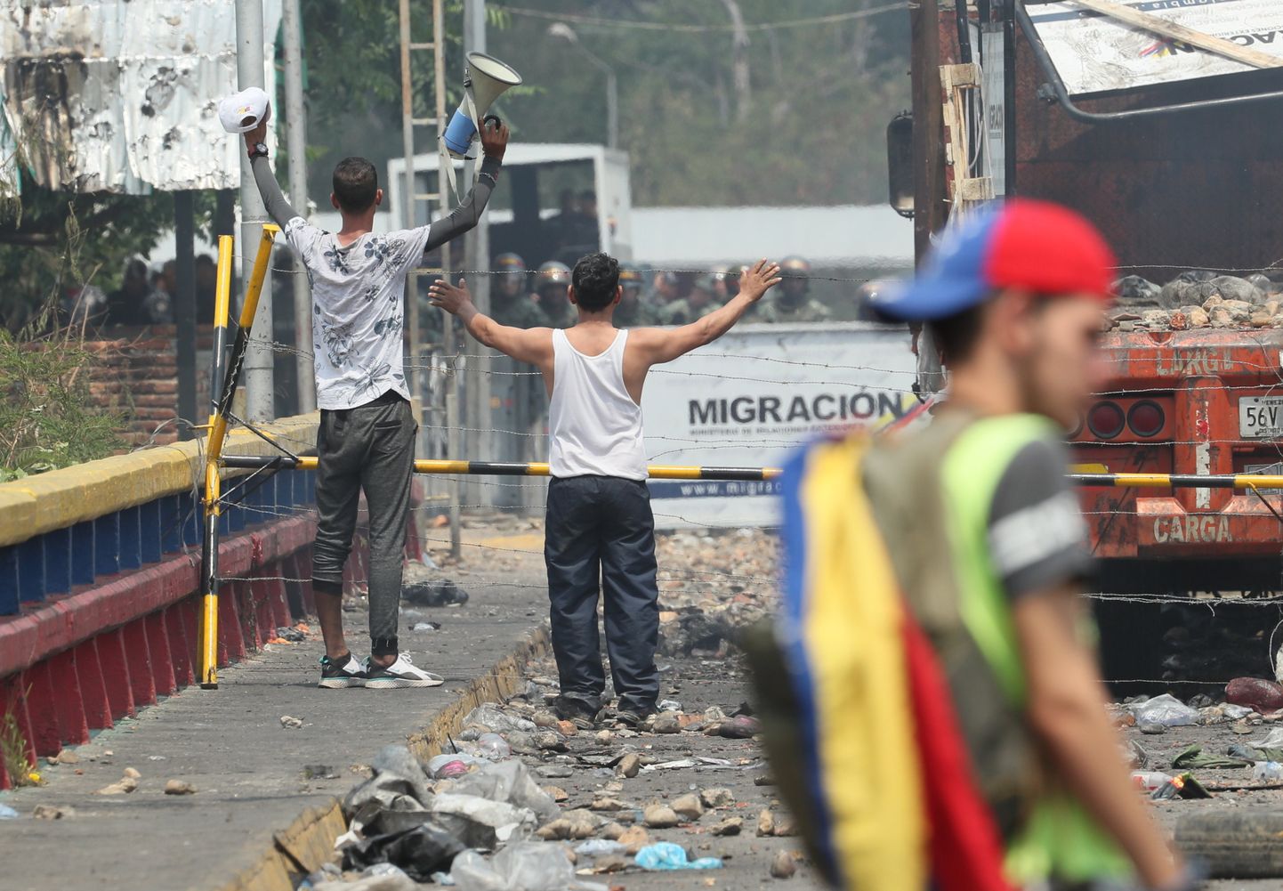 Venezuela meeleavaldajad silmitsi riigi rahvuskaardiga Venezuelat ja Colombiat ühendaval sillal.
