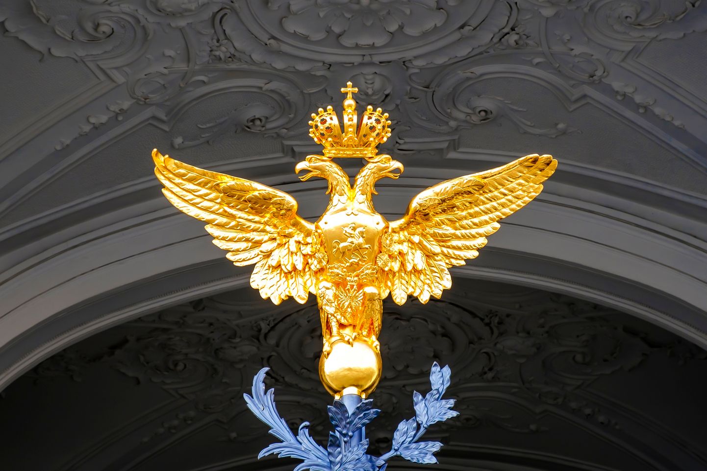 Nii keiserliku Venemaa kui Vene Föderatsiooni vapilind Peterburis Ermitaaži lossi metallväravatel. Tegemist on kuldse kahepäise kotkaga kellel on kroon. Ta keskel on Püha Jüri lohet tapmas