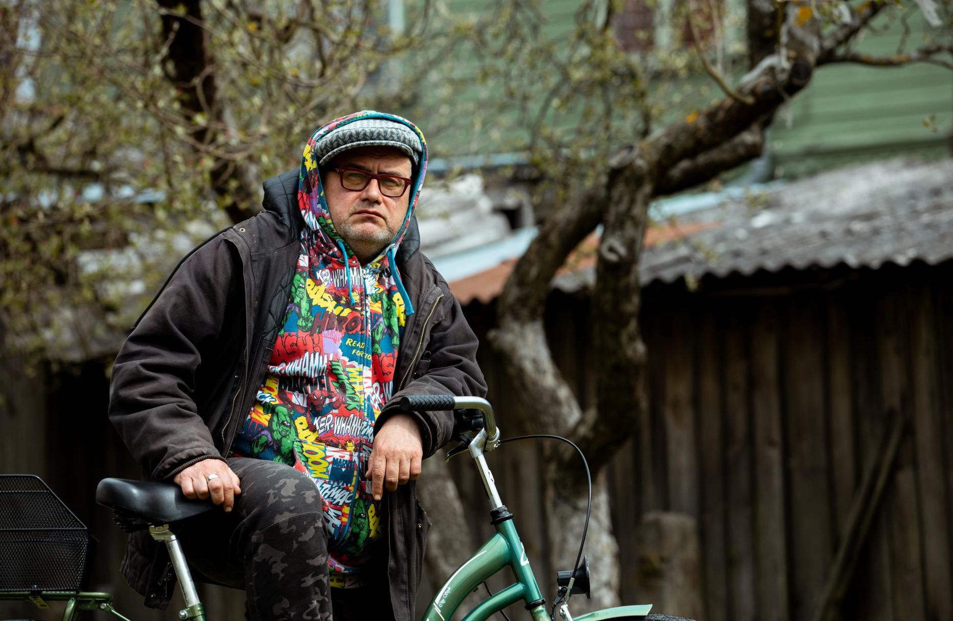 Andrus Joonas oma püsipaiga, Pärnu linnagalerii kunstnike maja tagahoovis.