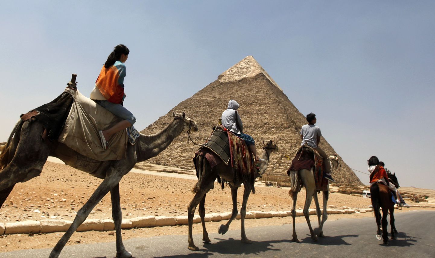 Turistid Giza püramiidide juures.