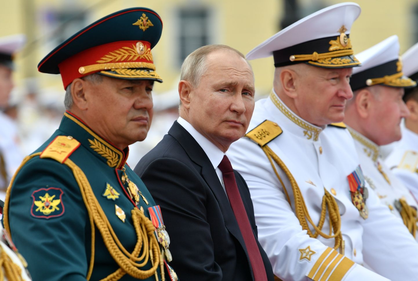 (No kreisās) Krievijas aizsardzības ministrs Sergejs Šoigu, kara noziedznieks Vladimirs Putins un Krievijas Jūras spēku komandieris admirālis Nikolajs Jevmenovs.
