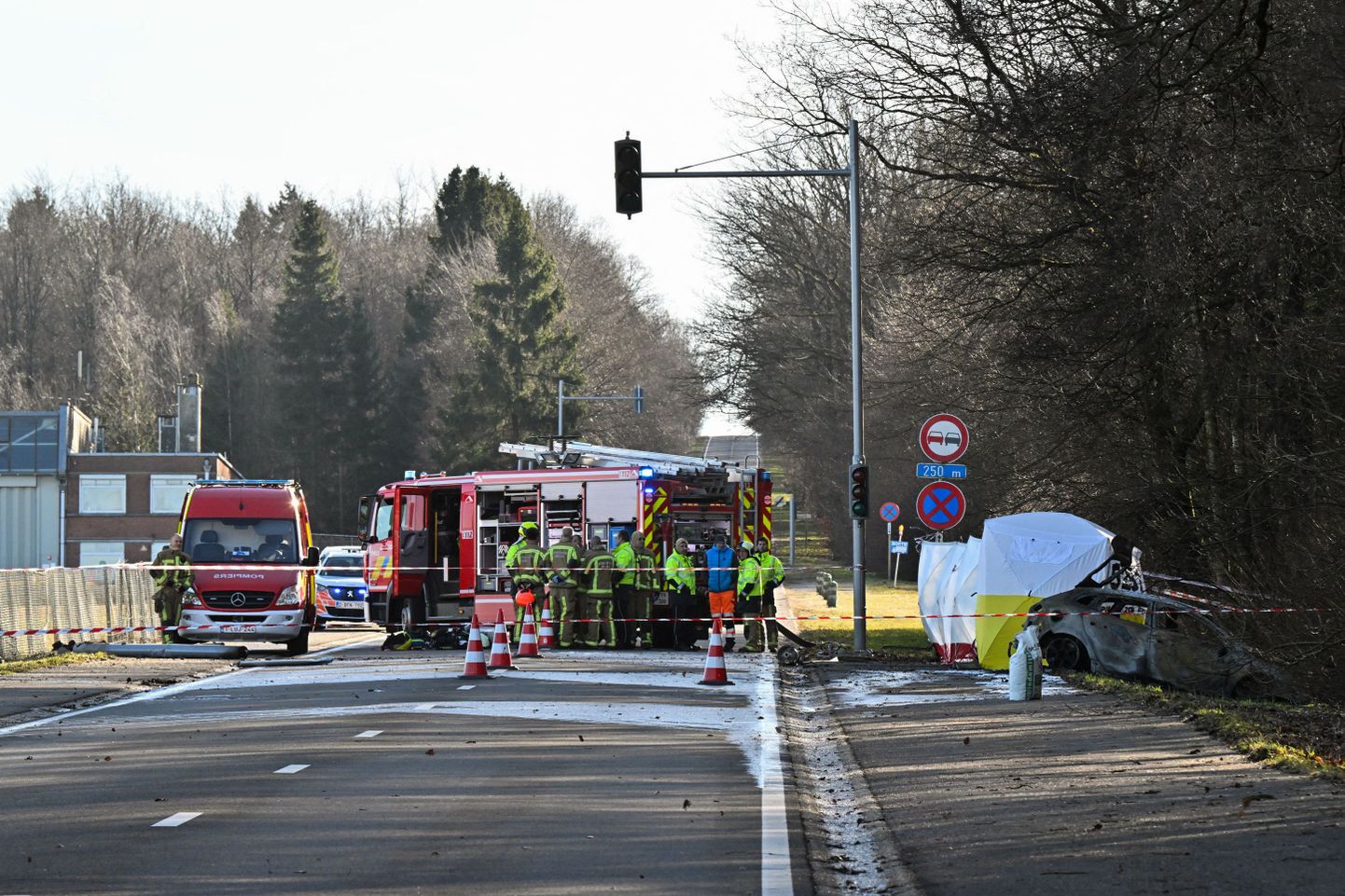 Belgia päästetöötajad tegutsemas lennuõnnetuse paigas.
