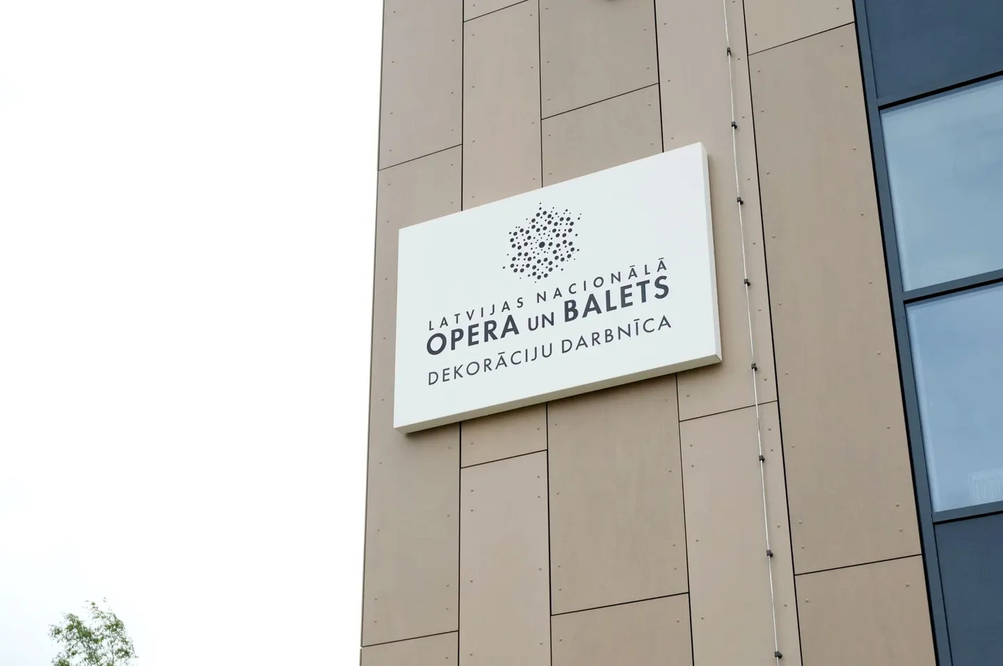 Jaunatklātā Latvijas Nacionālās operas un baleta dekorāciju darbnīcas ēka Meirānu ielā.