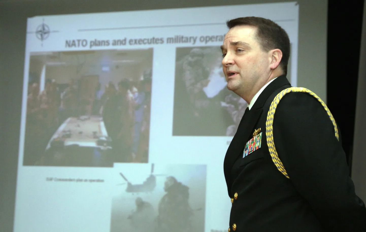 Ameerika Ühendriikide suursaatkonna mereväeatašee Kip Henderson rääkis Pärnu kooliõpilastele NATOst.