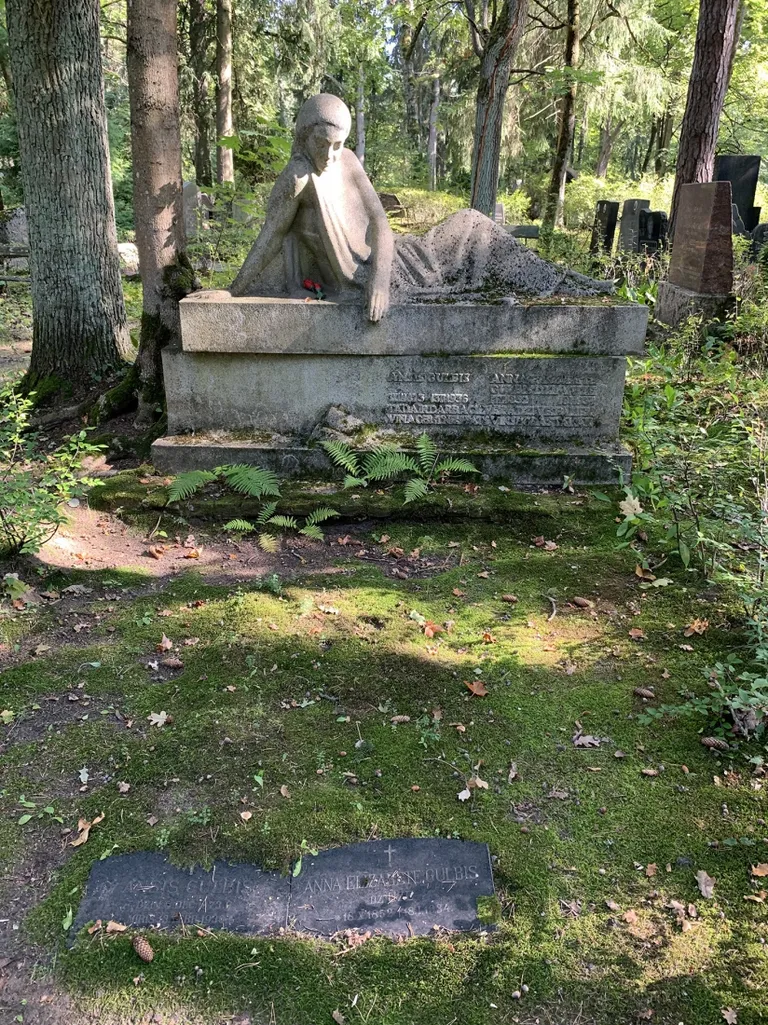 Piemineklis Anša Gulbja ģimenei Pirmajos Meža kapos, uzstādīts 1939. gadā. Tēlnieks Teodors Zaļkalns.