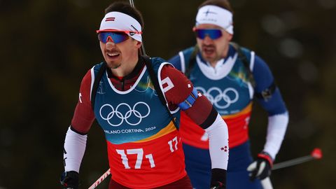 Trīs Latvijas biatlonisti iekļūst iedzīšanā, sprintā olimpisko zeltu izcīna Fijons-Majē