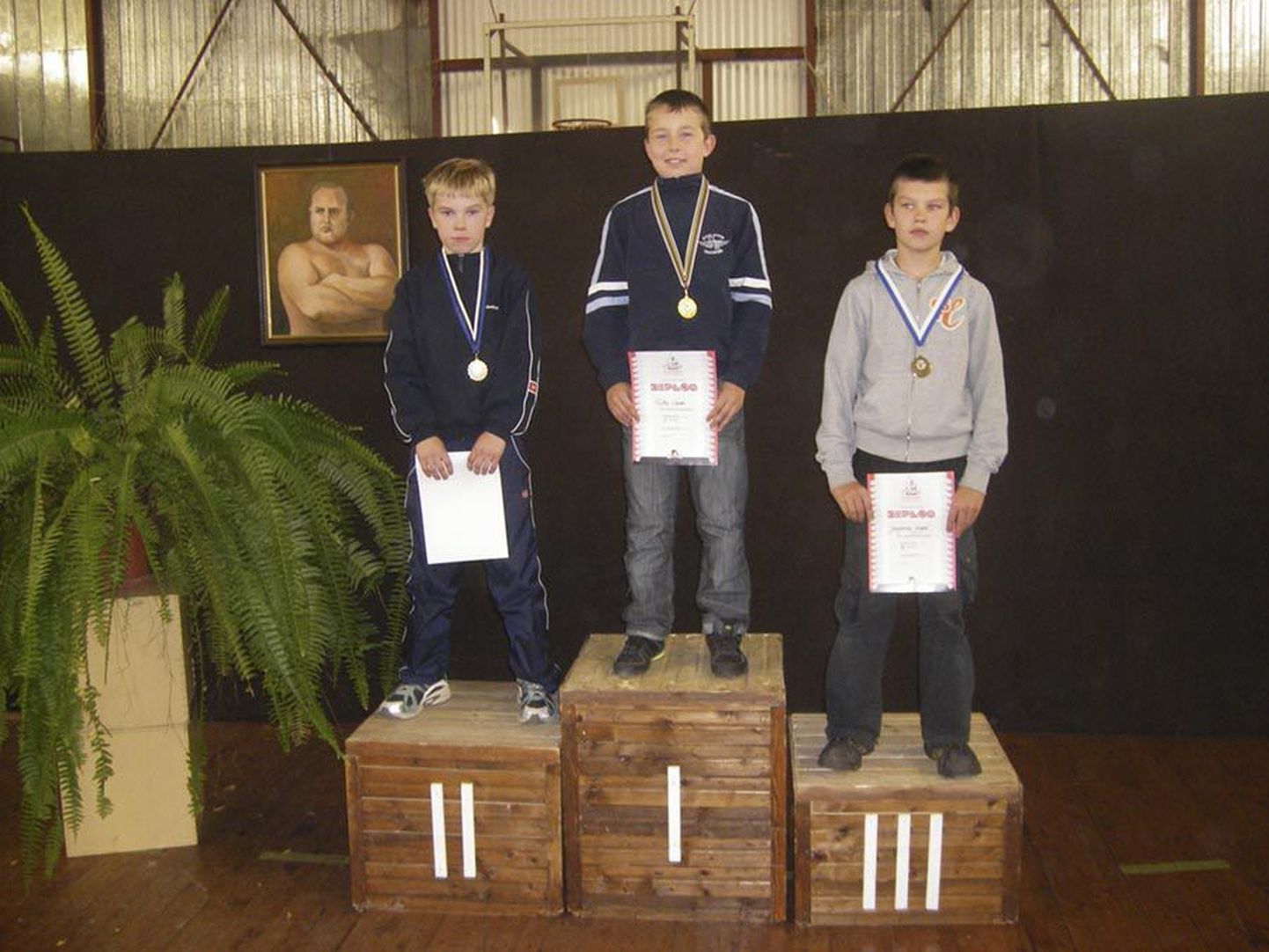 Mälestusvõistlustel tuli alla 40-kiloste kehakaalus võitjaks kohalik noormees Cardo Tisler, edestades ühe kilogrammiga Panevežyse poissi Jonas Serafinast.