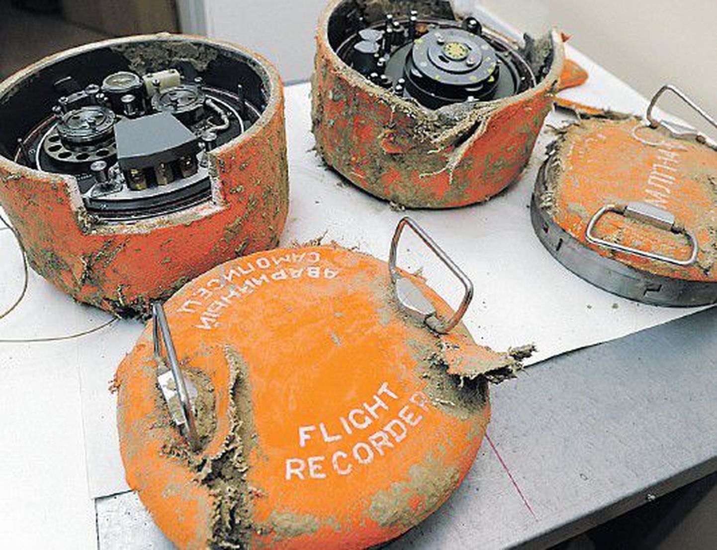 Пилотов самолета Качиньского неоднократно предупреждали об опасности, но это не помогло предотвратить крушение. На фото: бортовые самописцы Ту-154.