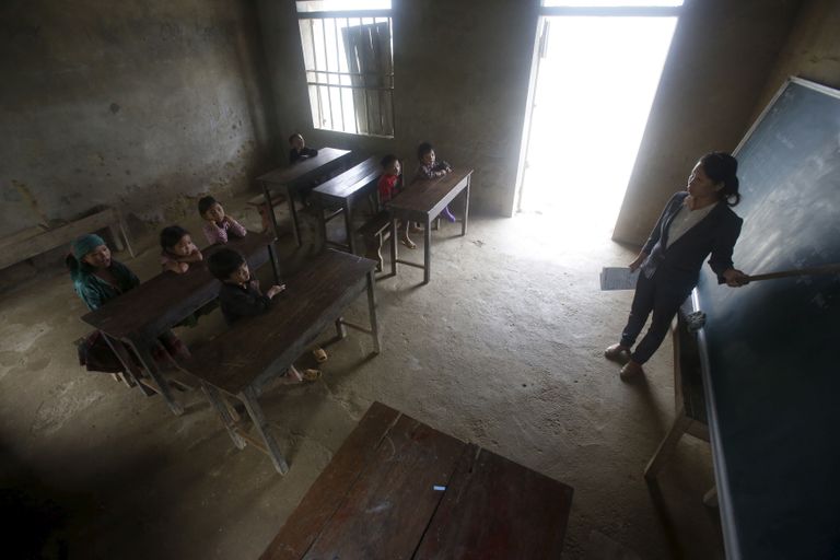 Nguyen Thi Phuong õpetab kolmanda klassi õpilasi Van Chai algkoolis. See asub Dong Van piirkonnas, Hiina piiri lähedal, Vietnamis. Phuong, kes õpetab kohalikus Hmongi keeles, on ise selles külas elanud 23 aastat. Neil pole elektrit ega õpikuid.
Foto: REUTERS/Kham
