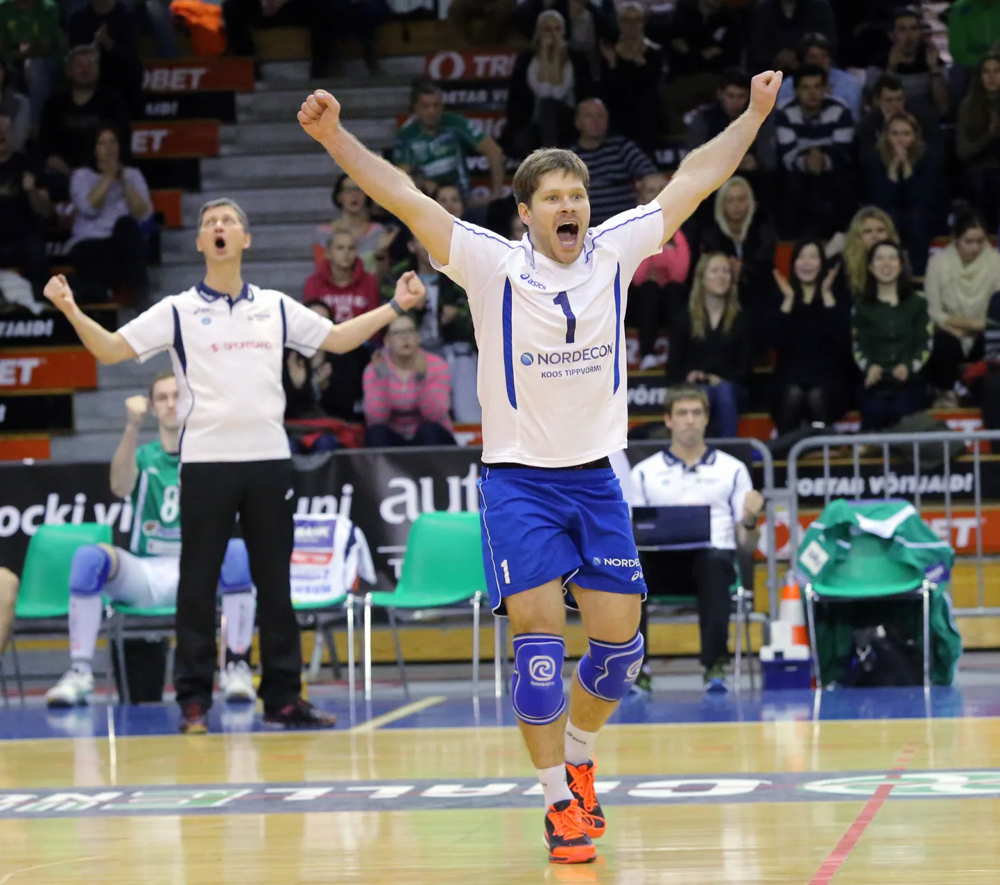 Challenge Cupi kohtumine Bigbank Tartu ja CMC Ravenna vahel. Mängu võitis CMC Ravenna tulemusega 3:0. Eemal on näha peatreenerit Andrei Ojametsa.